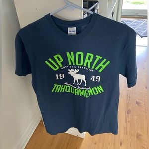 Gildan Unisex T-shirt “up north”blu, size medium